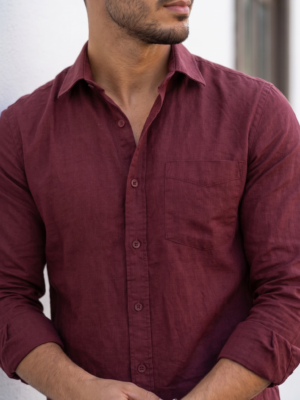 CAMISA DE HOMBRE ENTALLADA COLOR BORDO